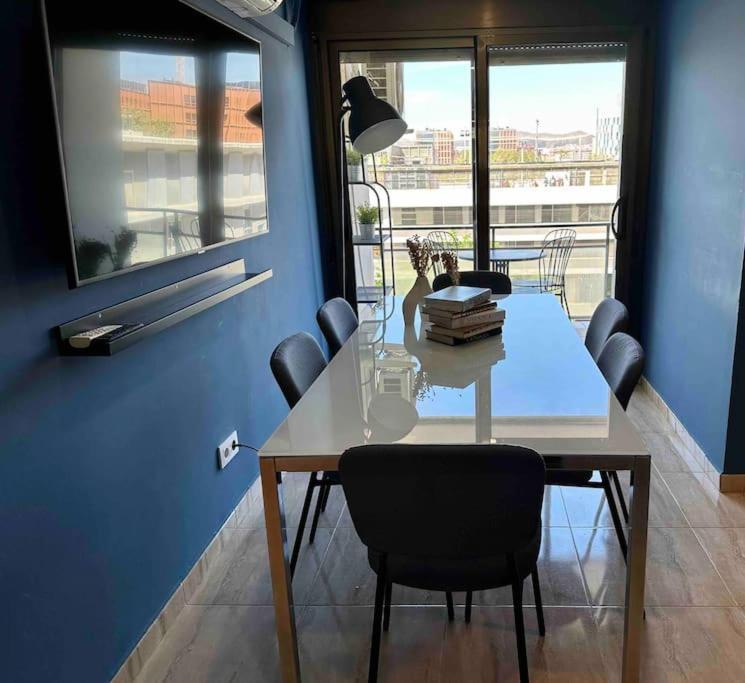 8 Min Walk To The & 10 Min Walk To Convention Centre ! Barcelona