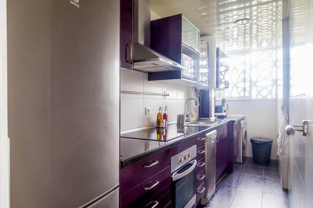 8 Min Walk To The & 10 Min Walk To Convention Centre ! Apartment *