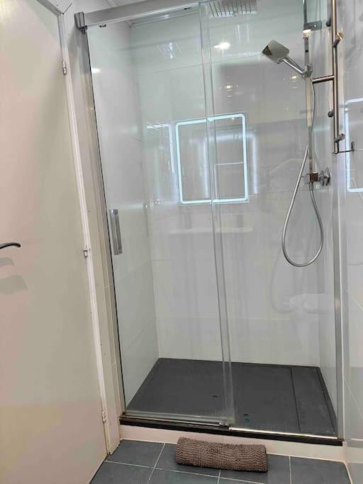 8 Min Walk To The & 10 Min Walk To Convention Centre ! Barcelona