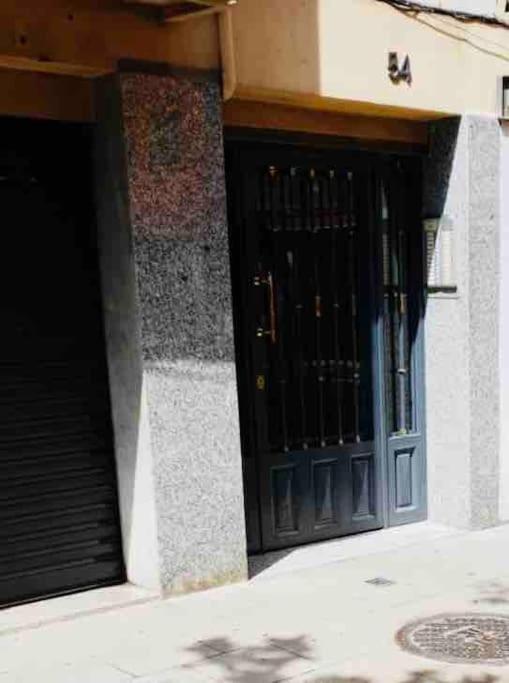 8 Min Walk To The & 10 Min Walk To Convention Centre ! Apartment *