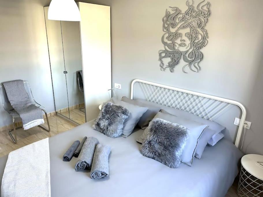 Apartment 8 Min Walk To The & 10 Min Walk To Convention Centre ! *