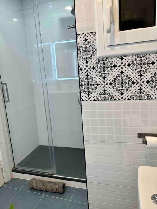 8 Min Walk To The & 10 Min Walk To Convention Centre ! Apartment