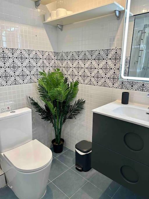 8 Min Walk To The & 10 Min Walk To Convention Centre ! Apartment *