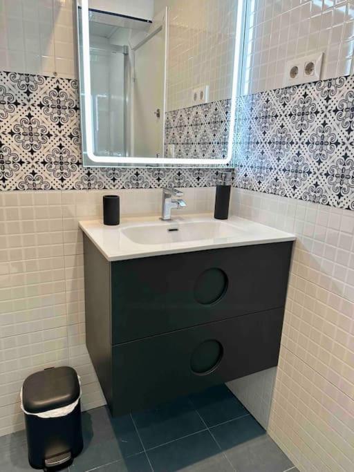 8 Min Walk To The & 10 Min Walk To Convention Centre ! * Barcelona