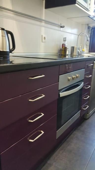8 Min Walk To The & 10 Min Walk To Convention Centre ! Apartment