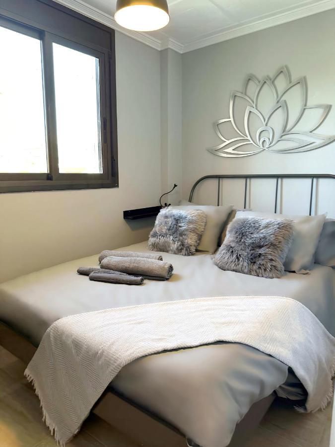 8 Min Walk To The & 10 Min Walk To Convention Centre ! Apartment