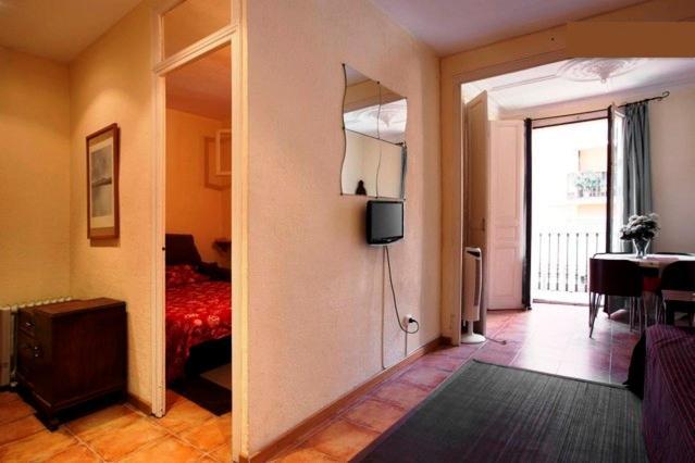 Poble Sec-1: Centrally Located Budget Apartamento *
