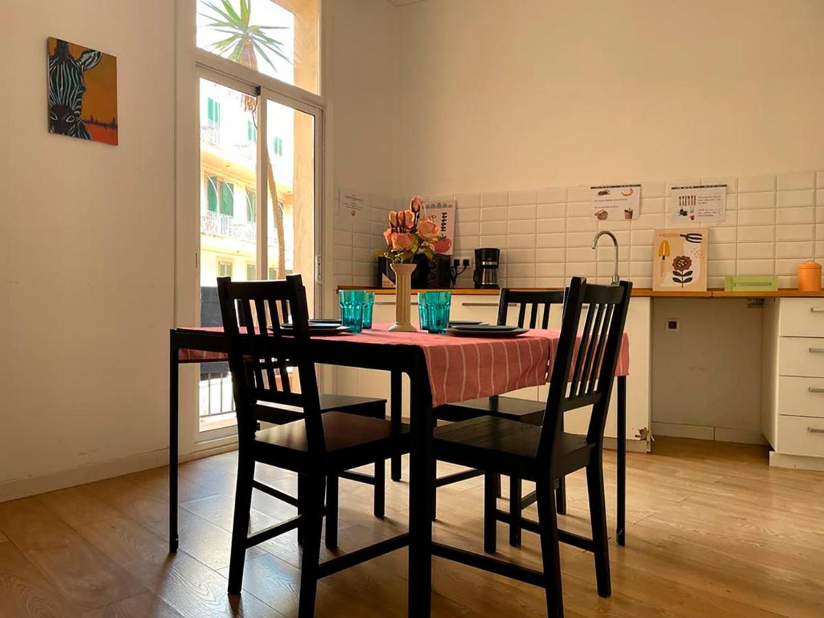 Hostal By La Rambla Rooms