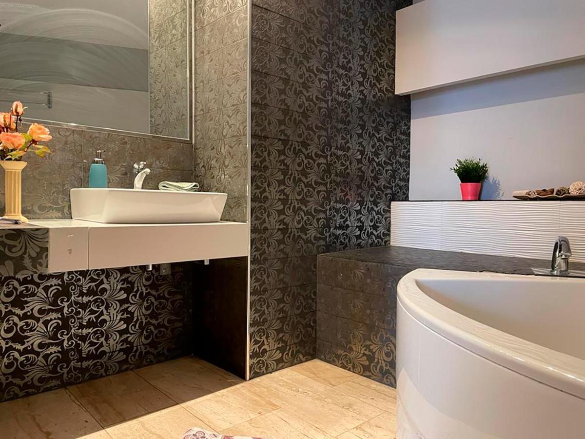 Hostal By La Rambla Rooms