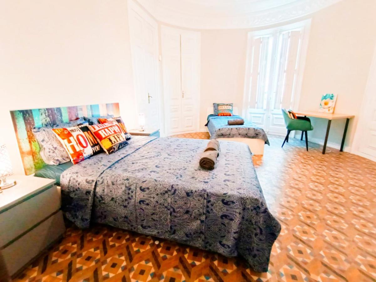 By Plaza Catalunya Hostal Barcelona