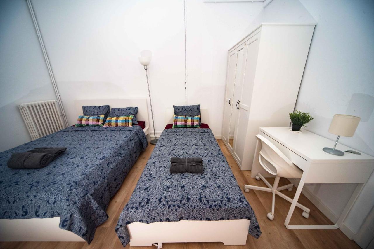 By Rambla De Catalunya Hostal *
