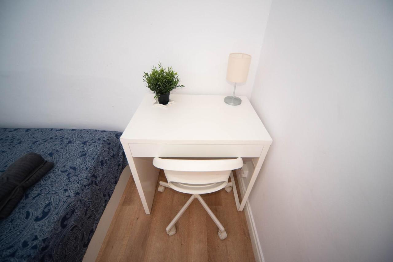 By Rambla De Catalunya Hostal