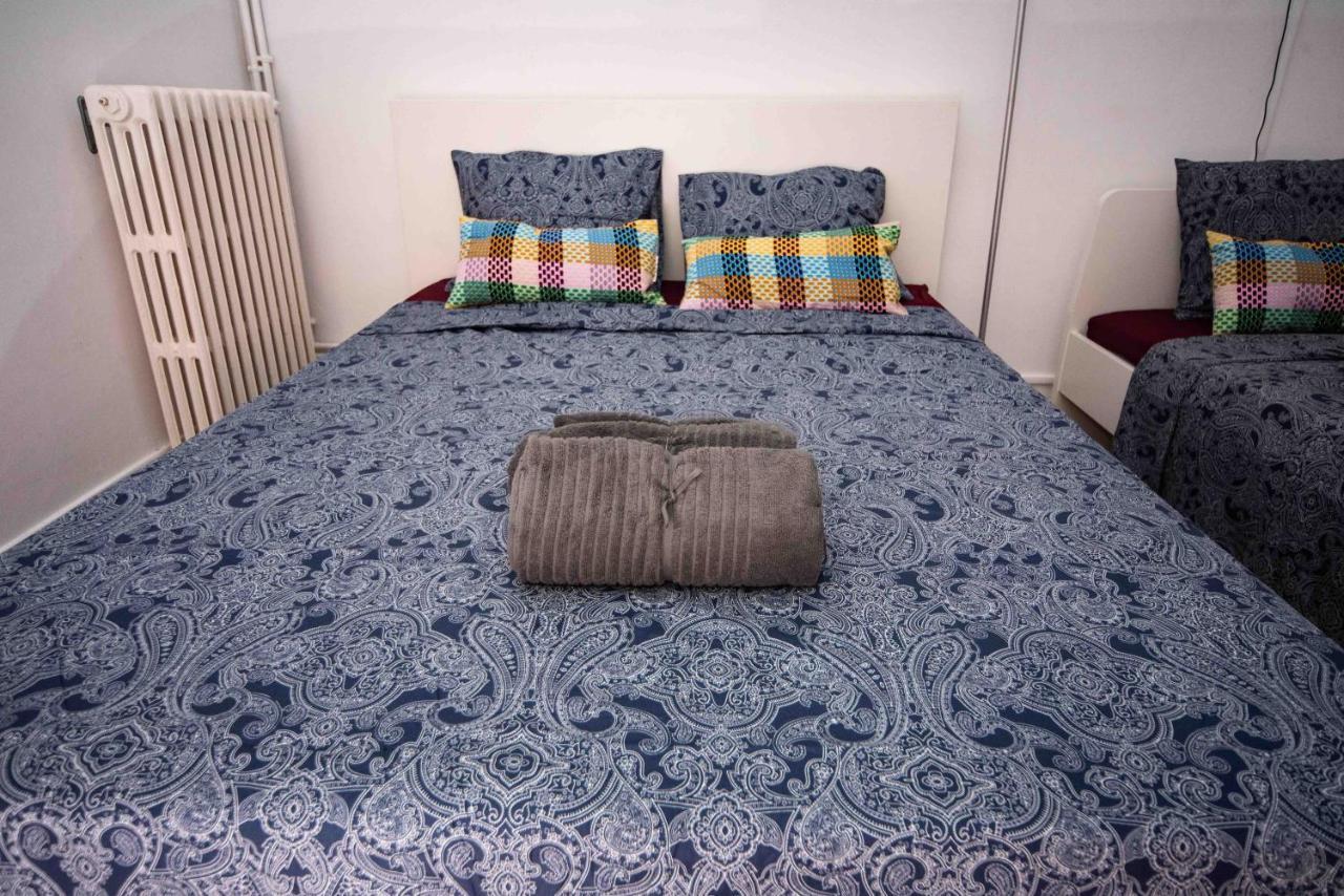 By Rambla De Catalunya Hostal
