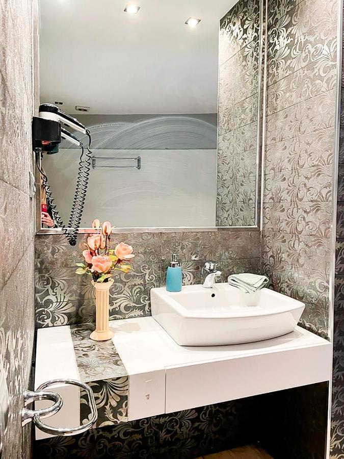 By La Rambla Rooms Hostal