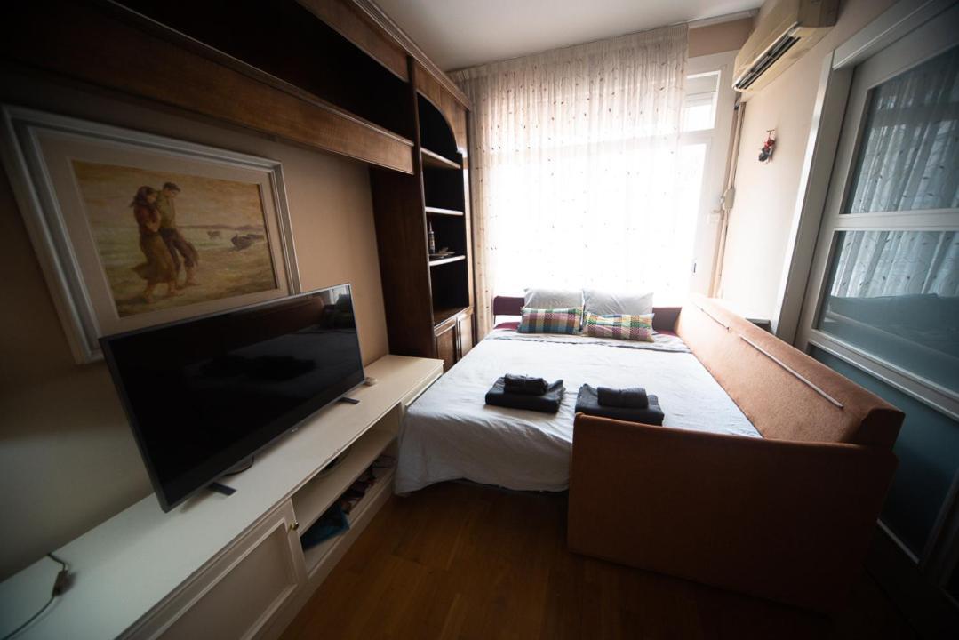 Hostal Traditional In Eixample Barcelona