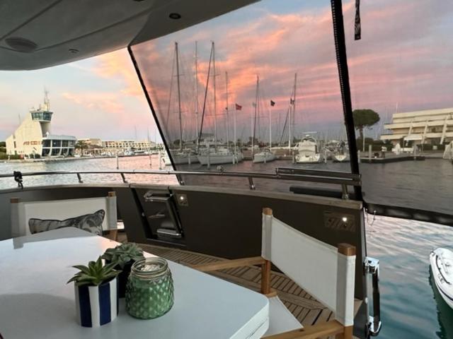 Motoryacht 21 Avec Equipage Hotel en barco