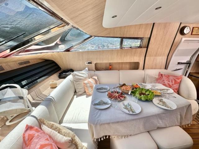 Hotel en barco Motoryacht 21 Avec Equipage Barcelona