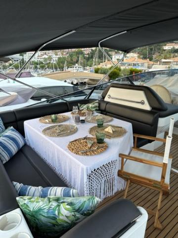 Motoryacht 21 Avec Equipage Hotel en barco Barcelona