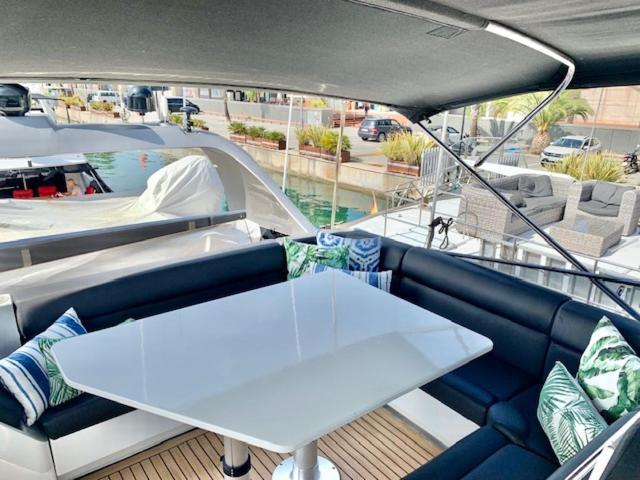 Motoryacht 21 Avec Equipage Hotel en barco