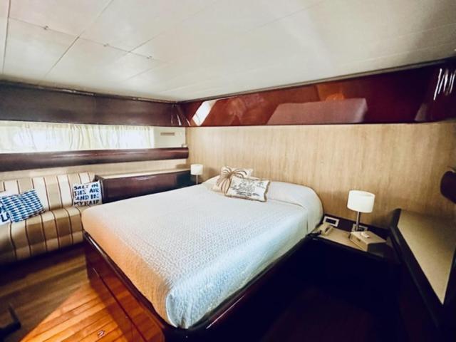 Motoryacht 21 Avec Equipage Hotel en barco Barcelona