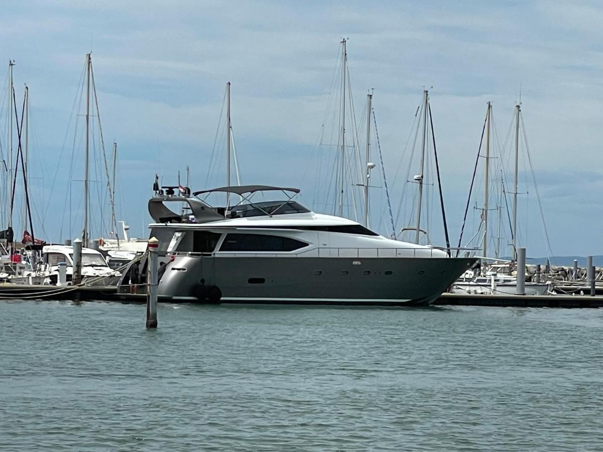 Hotel en barco Motoryacht 21 Avec Equipage *