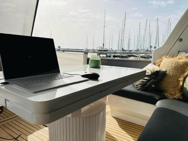 Motoryacht 21 Avec Equipage Hotel en barco