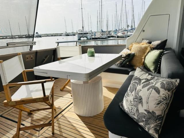 Motoryacht 21 Avec Equipage Hotel en barco *