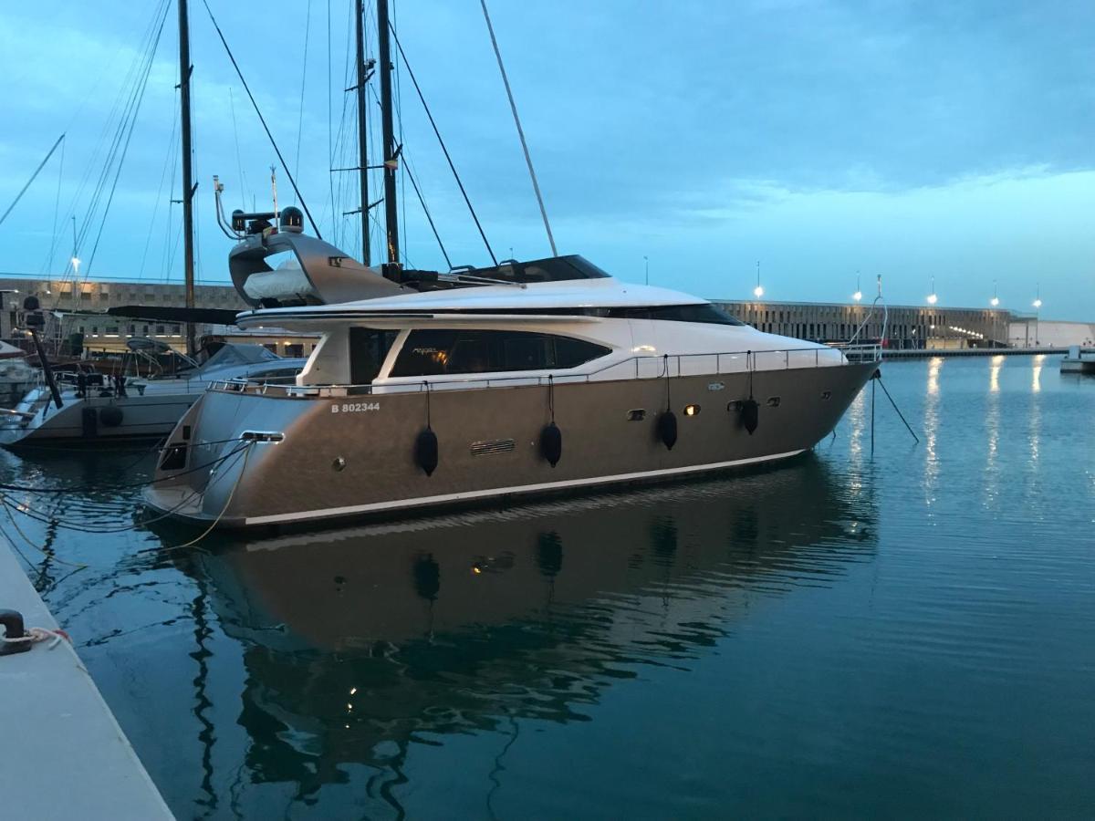 Hotel en barco Motoryacht 21 Avec Equipage *