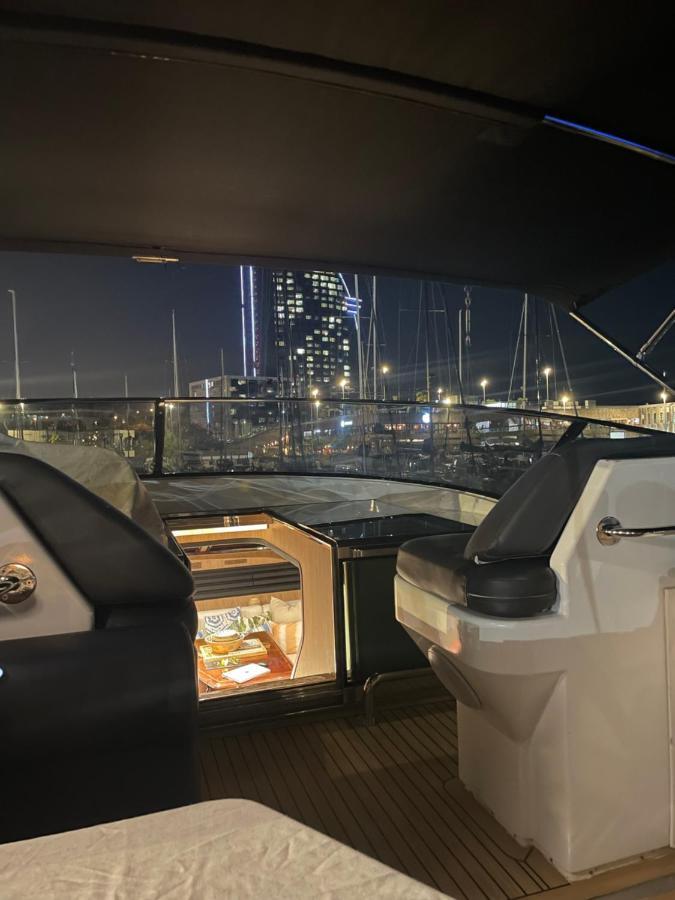 Motoryacht 21 Avec Equipage Hotel en barco *