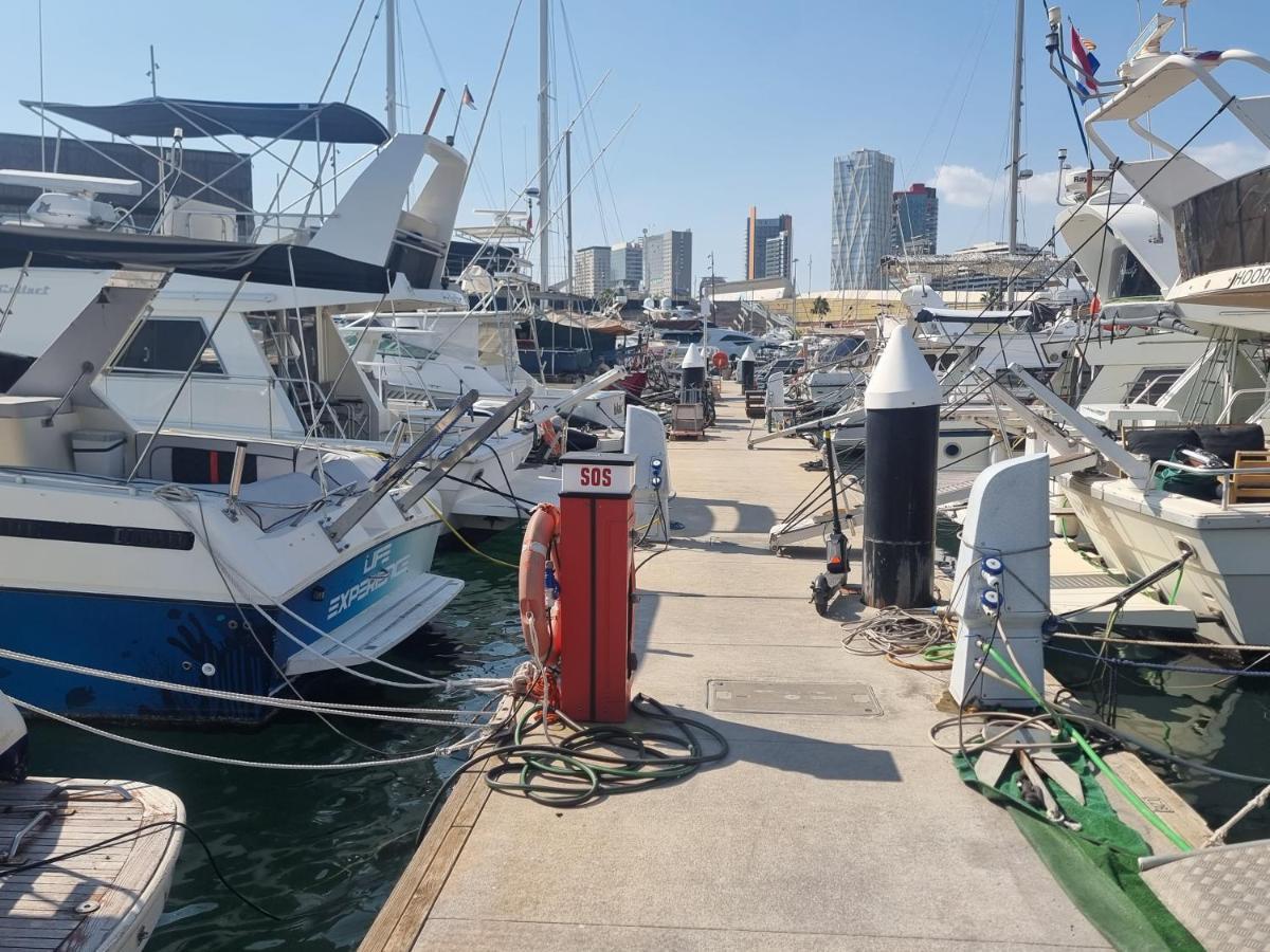 Beautiful And Comfy Boat In With Boat Tour Option