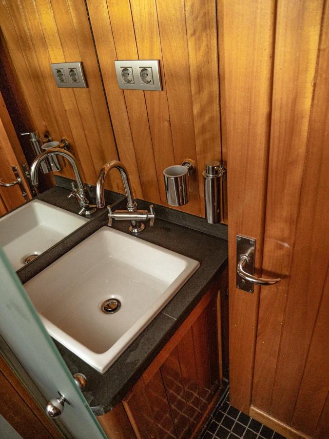 Wooden Boat- La Goletta Hotel en barco *