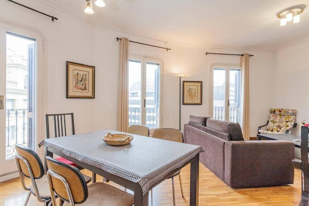 Big For 14 In The Heart Of Eixample Apartamento Barcelona