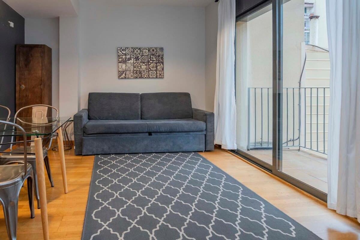 2 Bedroom With Balcony In Eixample 1-1 * Barcelona
