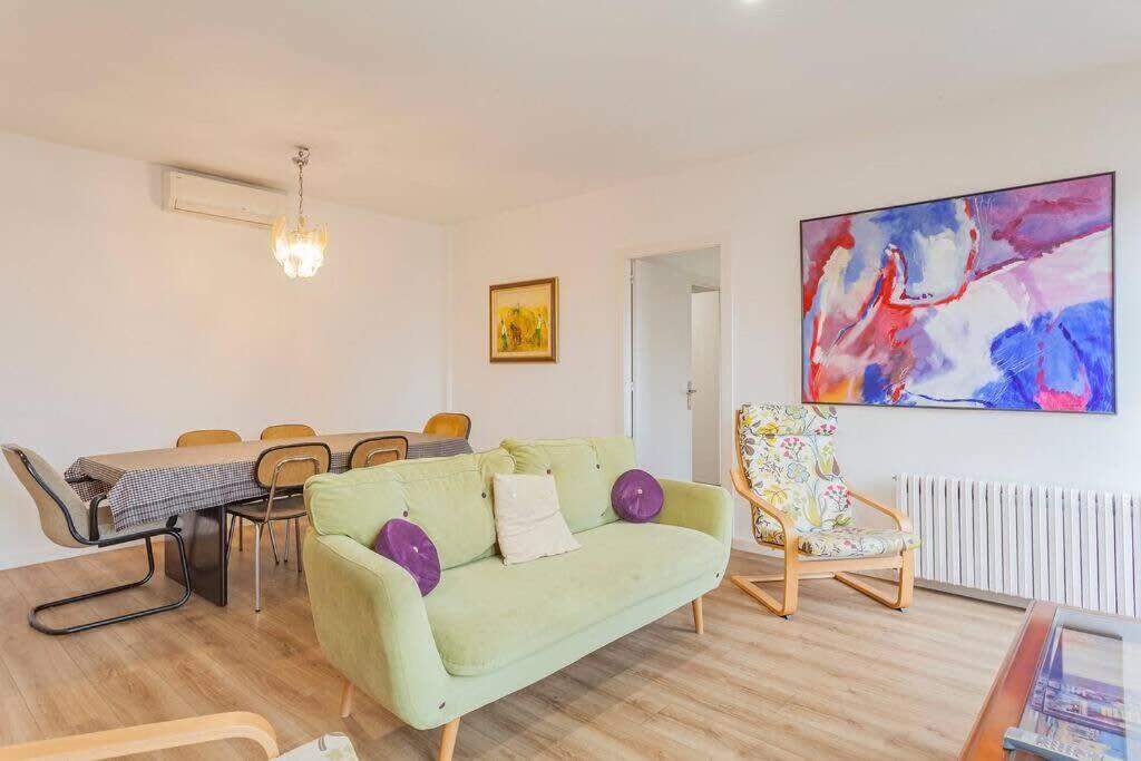 Big For 14 In The Heart Of Eixample Apartamento