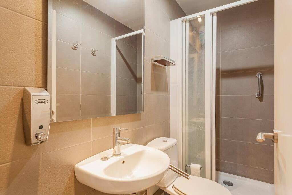 Big For 14 In The Heart Of Eixample Apartamento