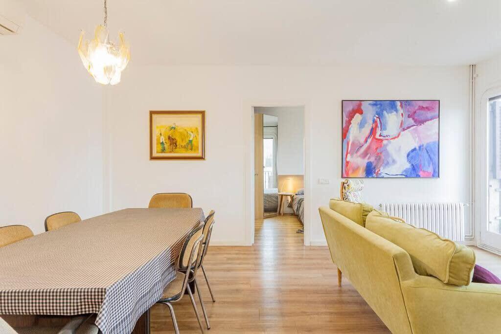 Big For 14 In The Heart Of Eixample Apartamento