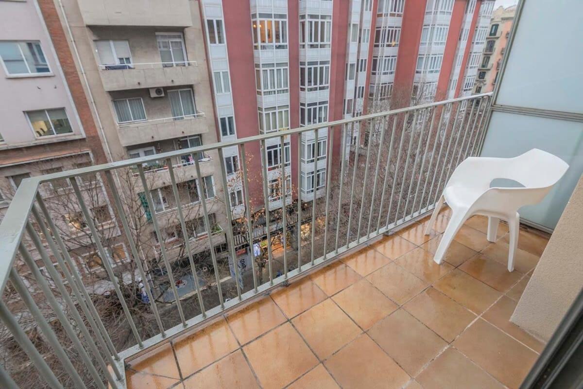 2 Bedroom Duplex With Balcony 4-3 *