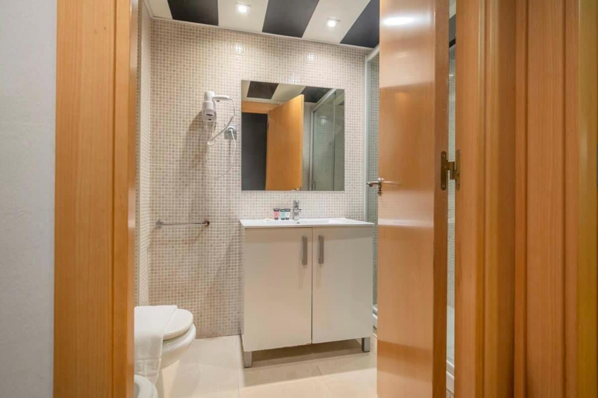 2 Bedroom With Balcony In Eixample 3-2 Apartamento
