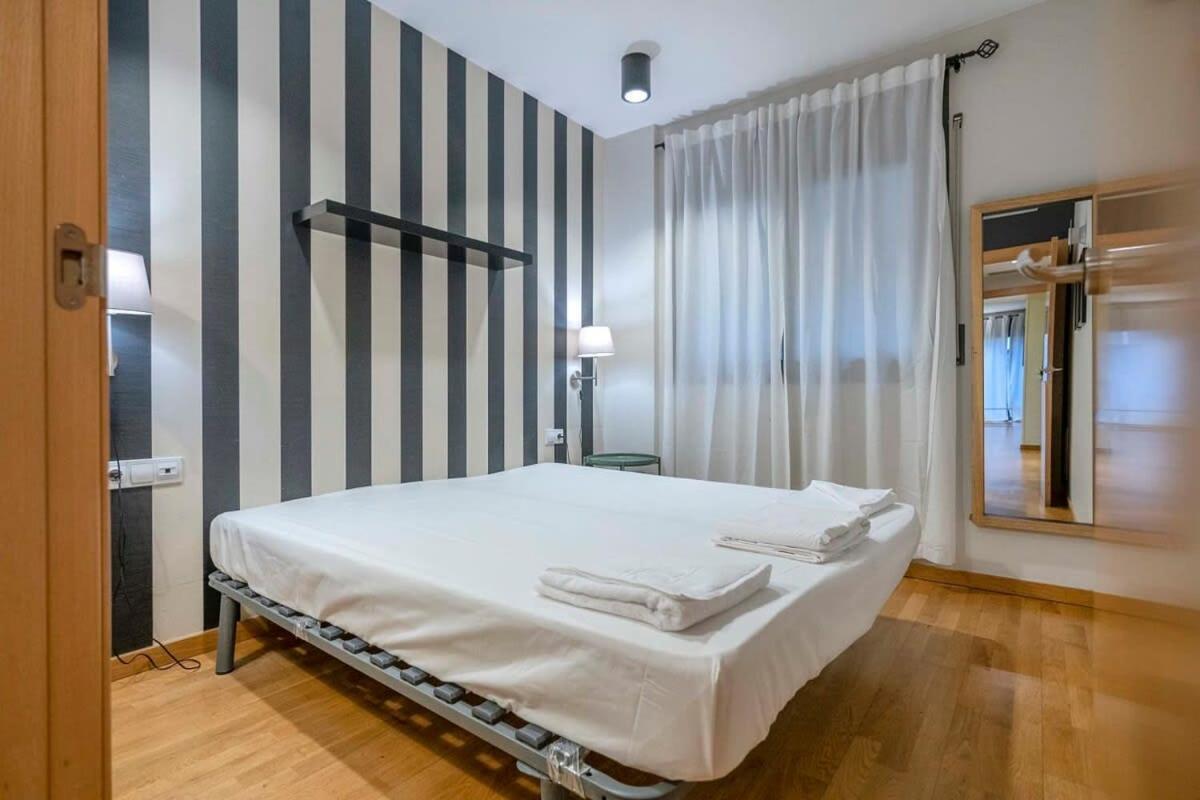 2 Bedroom With Balcony In Eixample 3-2 * Barcelona