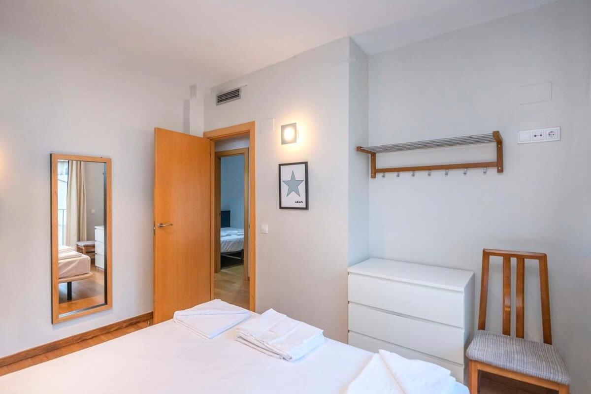 Apartamento 2 Bedroom With Balcony In Eixample 1-1 *