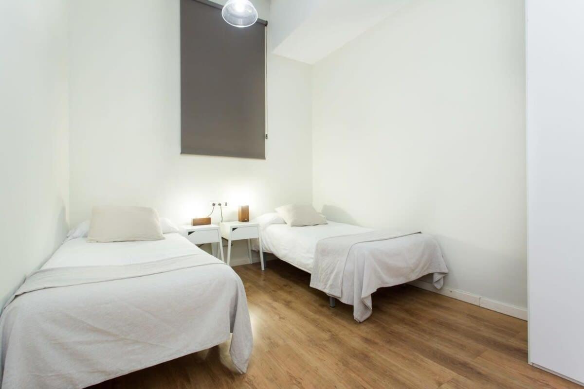 Bright And Modern 4bedroom With Terrace In Ramblas P1 Barcelona
