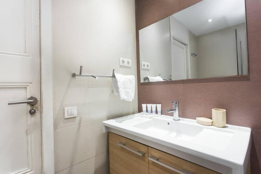 4bedroom With Balcony In Ramblas 3-2 Barcelona
