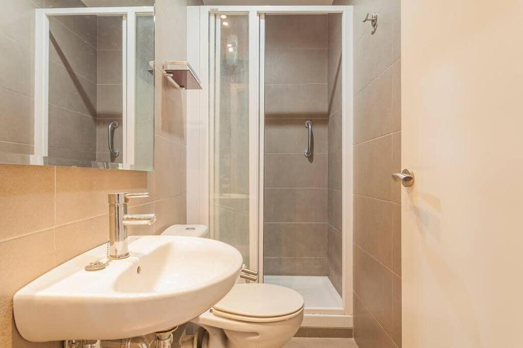 Apartamento Big For 14 In The Heart Of Eixample *