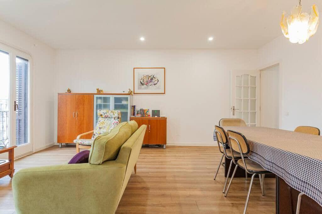 Big For 14 In The Heart Of Eixample Apartamento