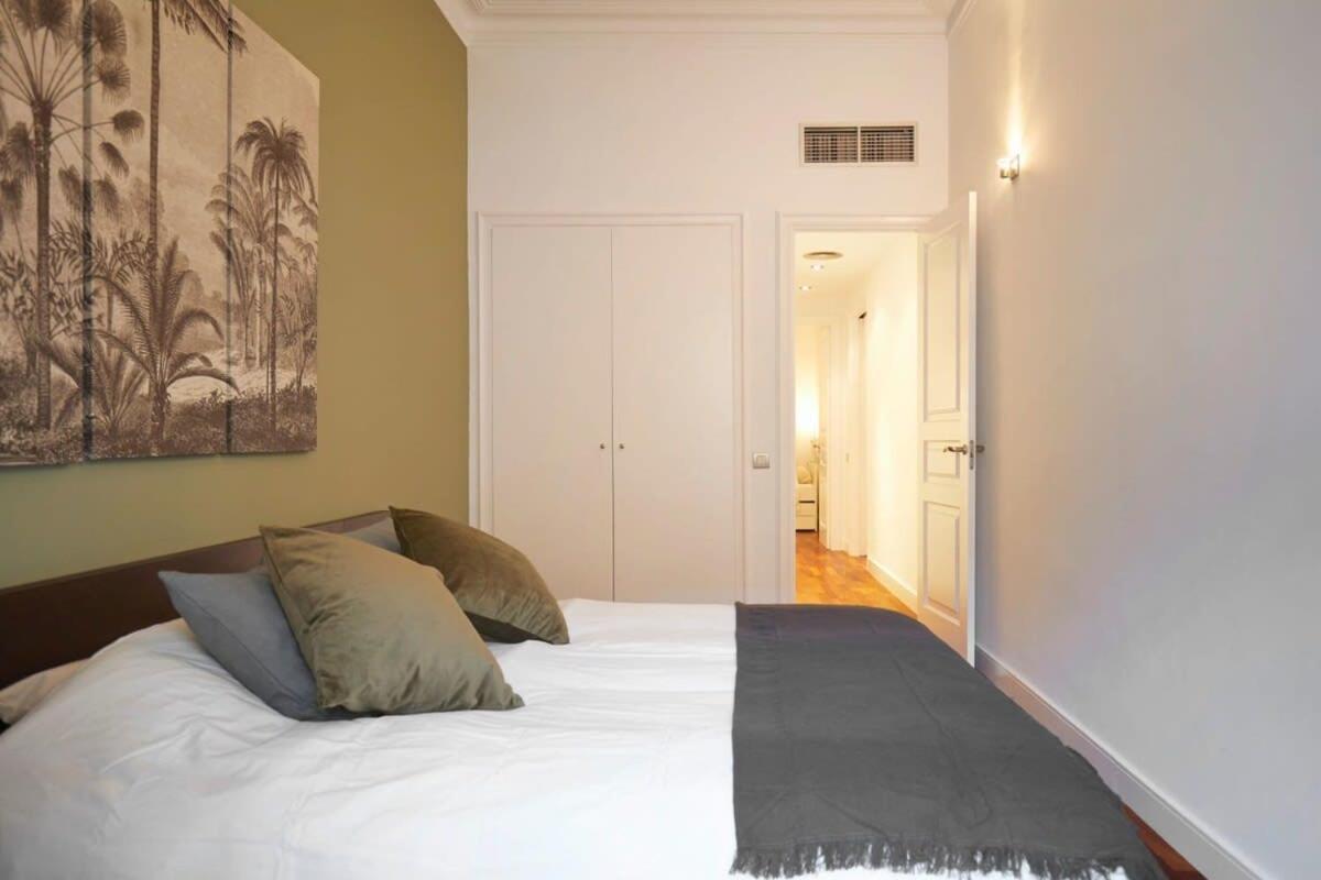 Classy 3bd - 2bth With Private Patio In Eixample Barcelona