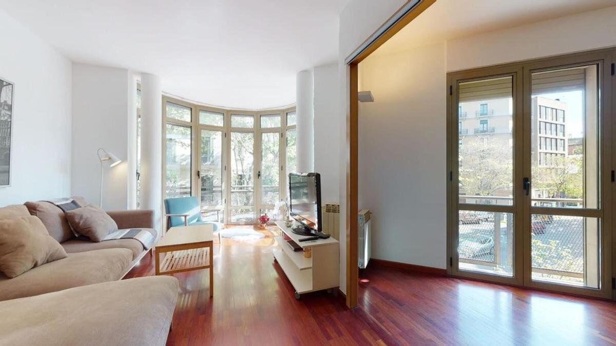 Modern And Bright Three-bedroom In Eixample * Barcelona
