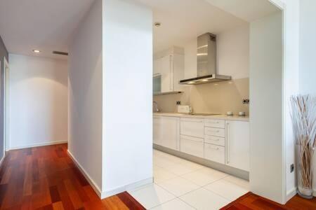 Wonderful 2-bd With Balcony Plaza Cataluña Apartamento *
