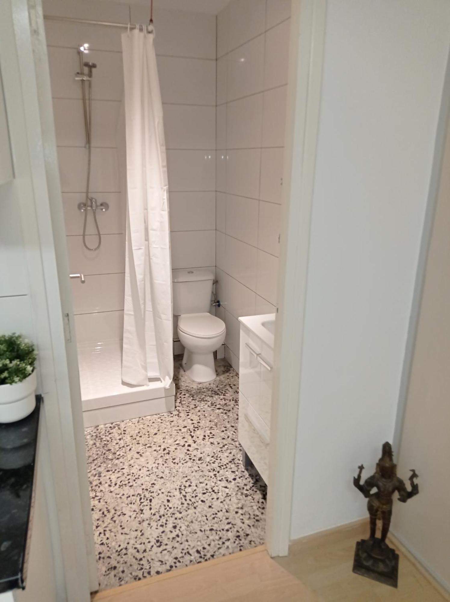 Bright Private Double Center Metro L-1 Urgell L-5 Hospital Clinic Guest house *