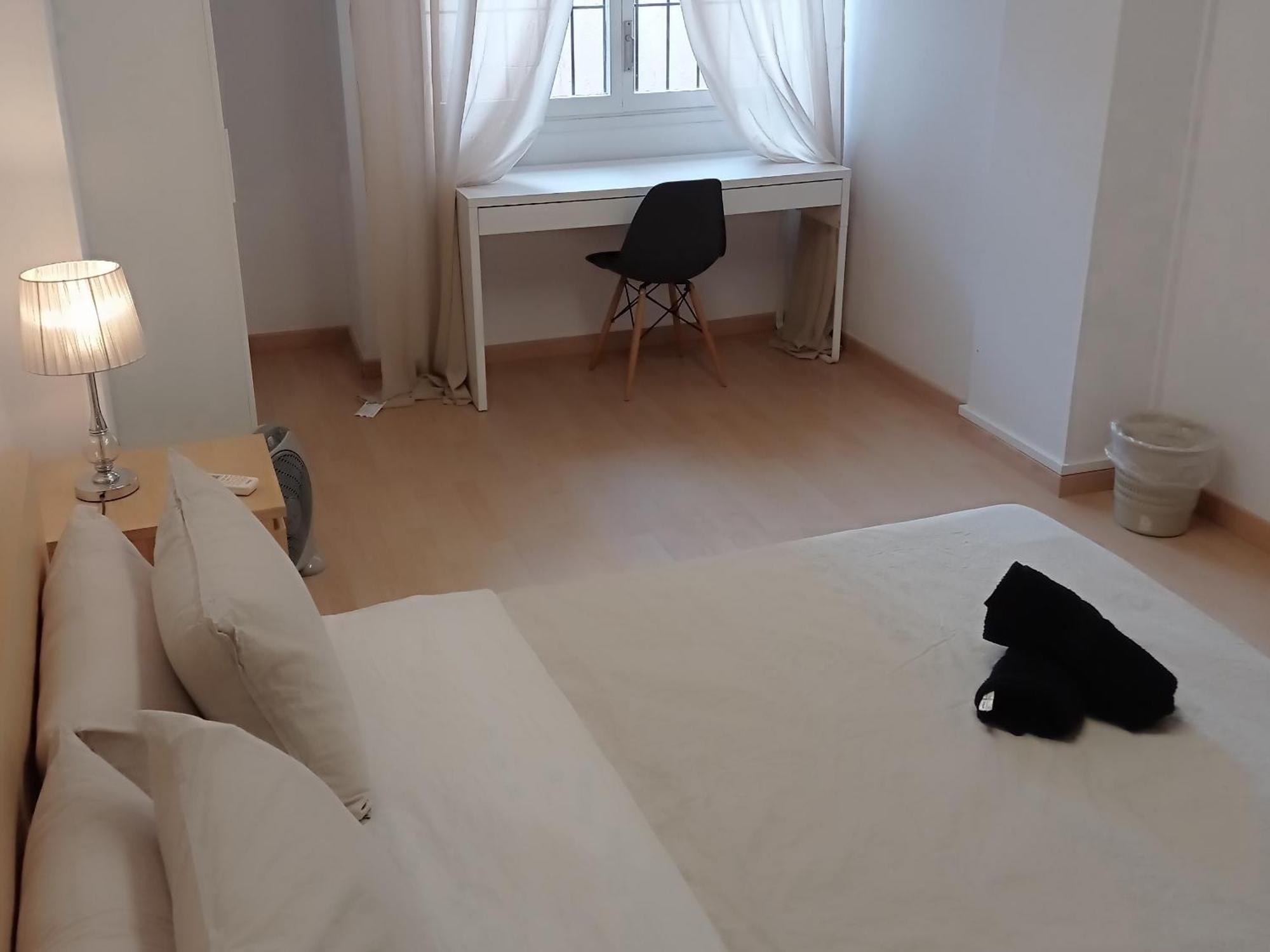 Bright Private Double Center Metro L-1 Urgell L-5 Hospital Clinic Guest house Barcelona