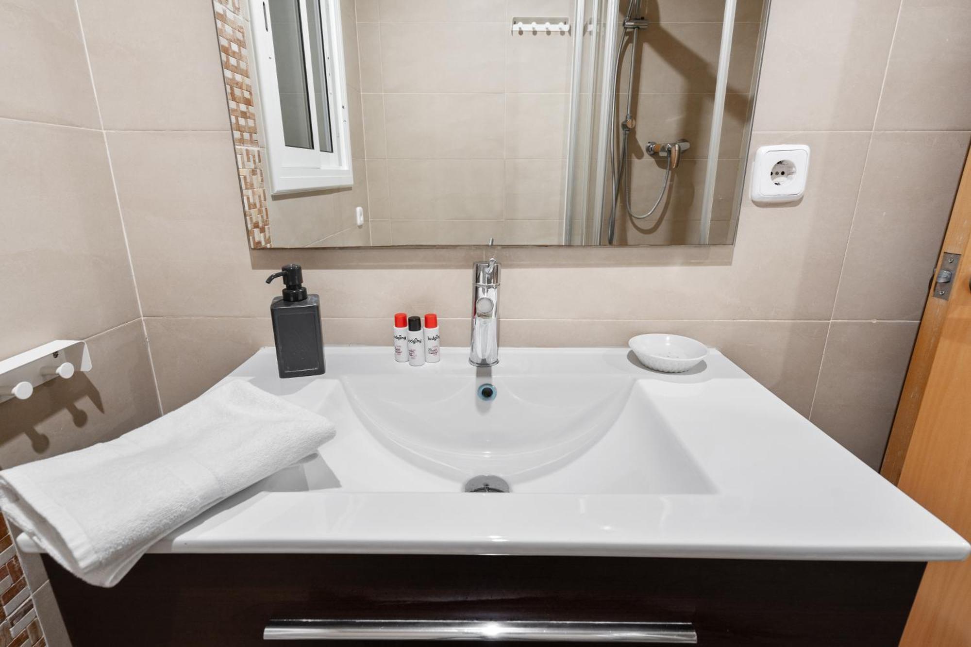 Recently Renovated 2 Bedroom In Eixample Apartamento